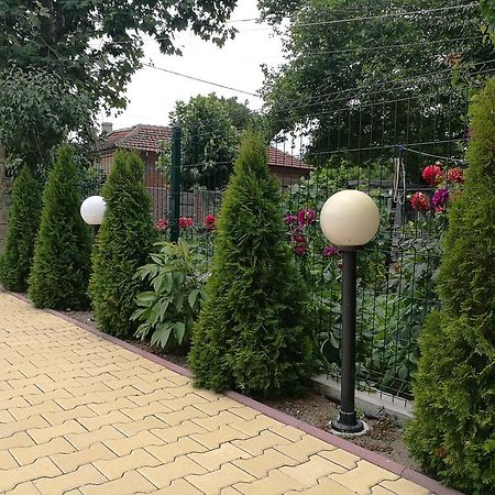 Guest House Karaulanov Elhovo  外观 照片
