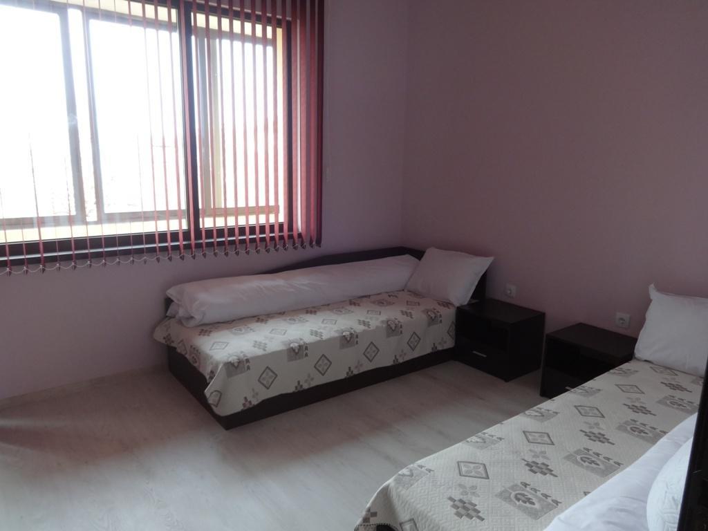 Guest House Karaulanov Elhovo  外观 照片