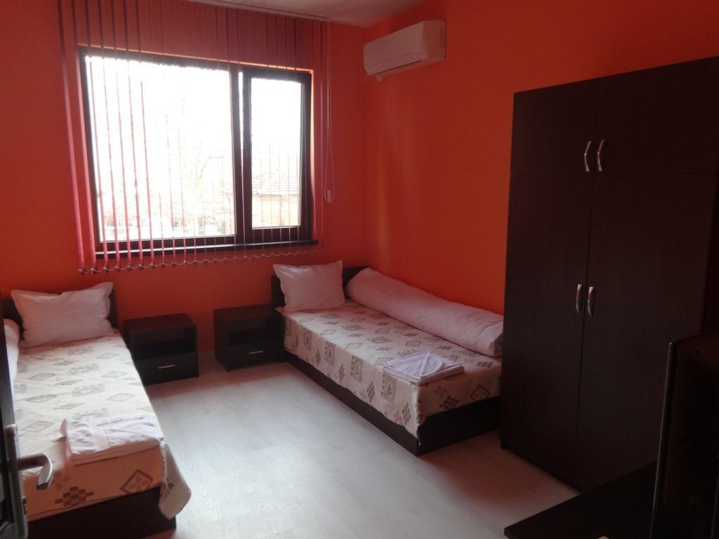 Guest House Karaulanov Elhovo  外观 照片
