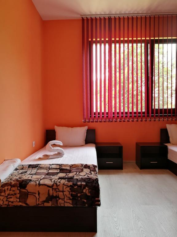 Guest House Karaulanov Elhovo  外观 照片