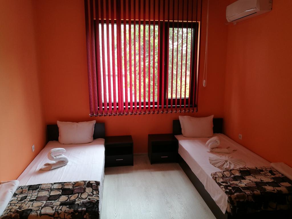 Guest House Karaulanov Elhovo  外观 照片