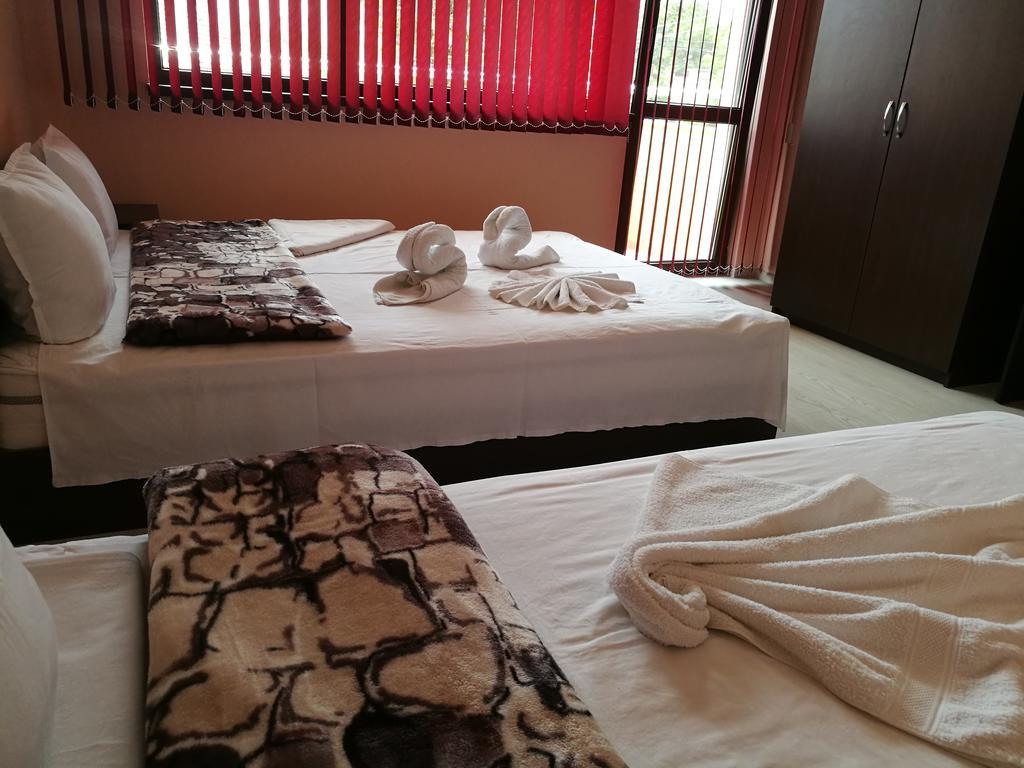 Guest House Karaulanov Elhovo  外观 照片