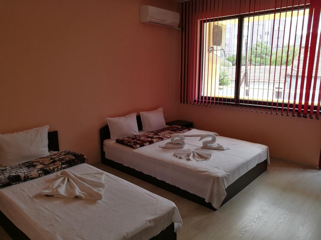 Guest House Karaulanov Elhovo  外观 照片