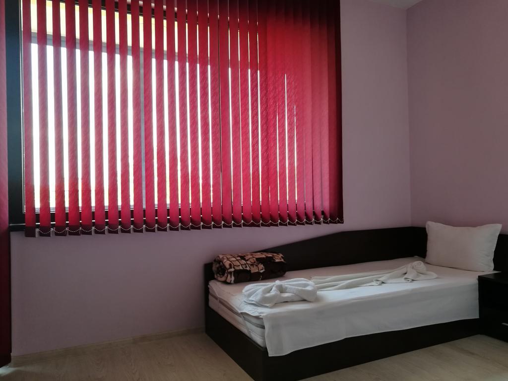 Guest House Karaulanov Elhovo  外观 照片