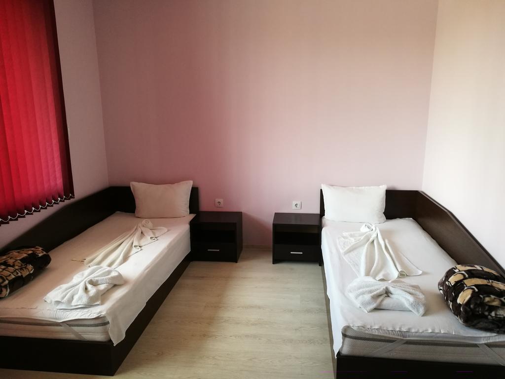 Guest House Karaulanov Elhovo  外观 照片