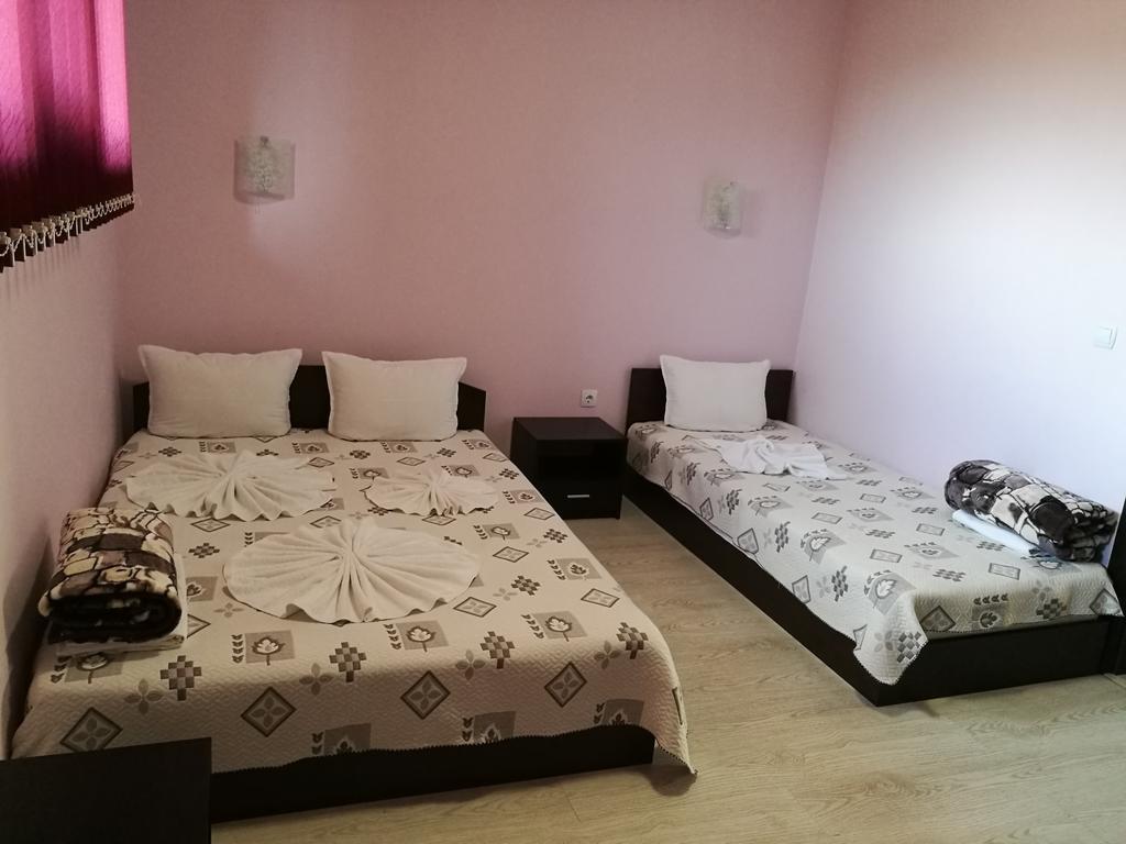 Guest House Karaulanov Elhovo  外观 照片
