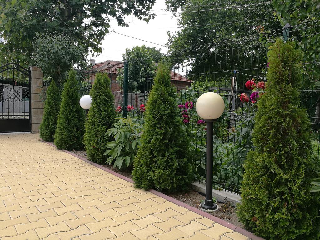 Guest House Karaulanov Elhovo  外观 照片
